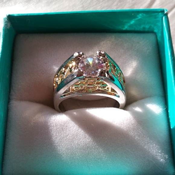 NWOT 18K GOLD FILLED WHITE TOPAZ RING SIZE 7 - Picture 1 of 8